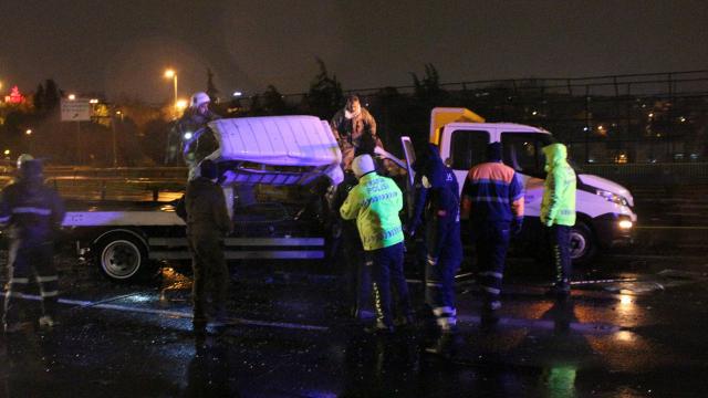 İstanbulda oto kurtarıcı yol bakım kamyonuna çarptı: 2 ölü