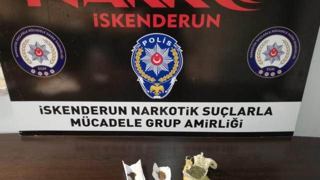 Hatayda tavanına gizlenmiş uyuşturucunun bulunduğu otomobildeki 3 zanlı yakalandı