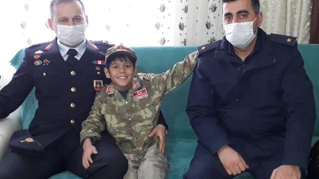 Jandarmadan "Sizi çok seviyorum, videomu izlerseniz sevinirim" diyen çocuğa ziyaret