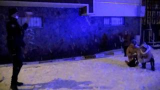 Polisler kar topu oynamak isteyen çocukları kırmadı