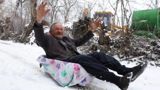 Mehmet dede motosikletli kızakla karın tadını çıkardı