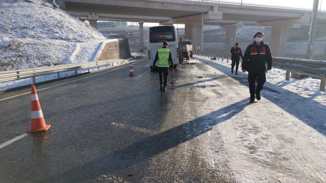 Kocaelide turistleri taşıyan midibüs tıra çarptı: 10 yaralı