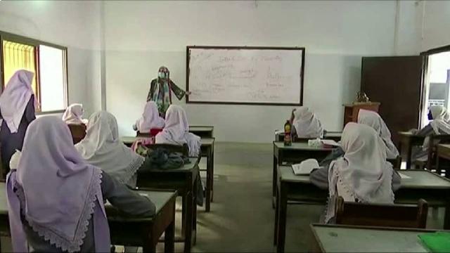 Pakistan yüz yüze eğitime kademeli başladı
