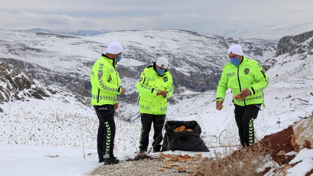Malatyada polisler, yaban hayvanları için doğaya yem ve ekmek bıraktı