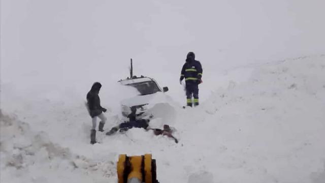 Tipide mahsur kalan ÇEDAŞ ekipleri kurtarıldı