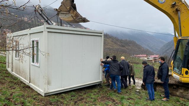 Trabzonun Araklı ilçesinde evleri yanan vatandaşlar konteynerlere yerleştiriliyor