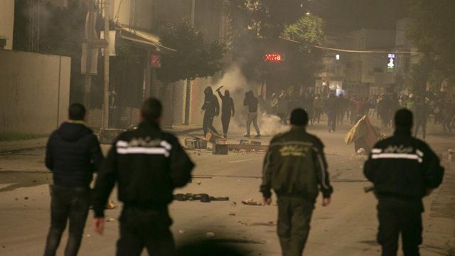 Tunusta salgın tedbirlerine karşı protestolar sürüyor