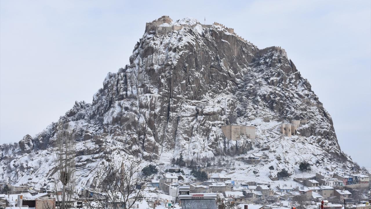 Kar yağışının sabah saatlerinden itibaren etkili olduğu Afyonkarahisar`da, beyaza bürünen kentin simgesi Afyon Kalesi, ilgi odağı oldu.