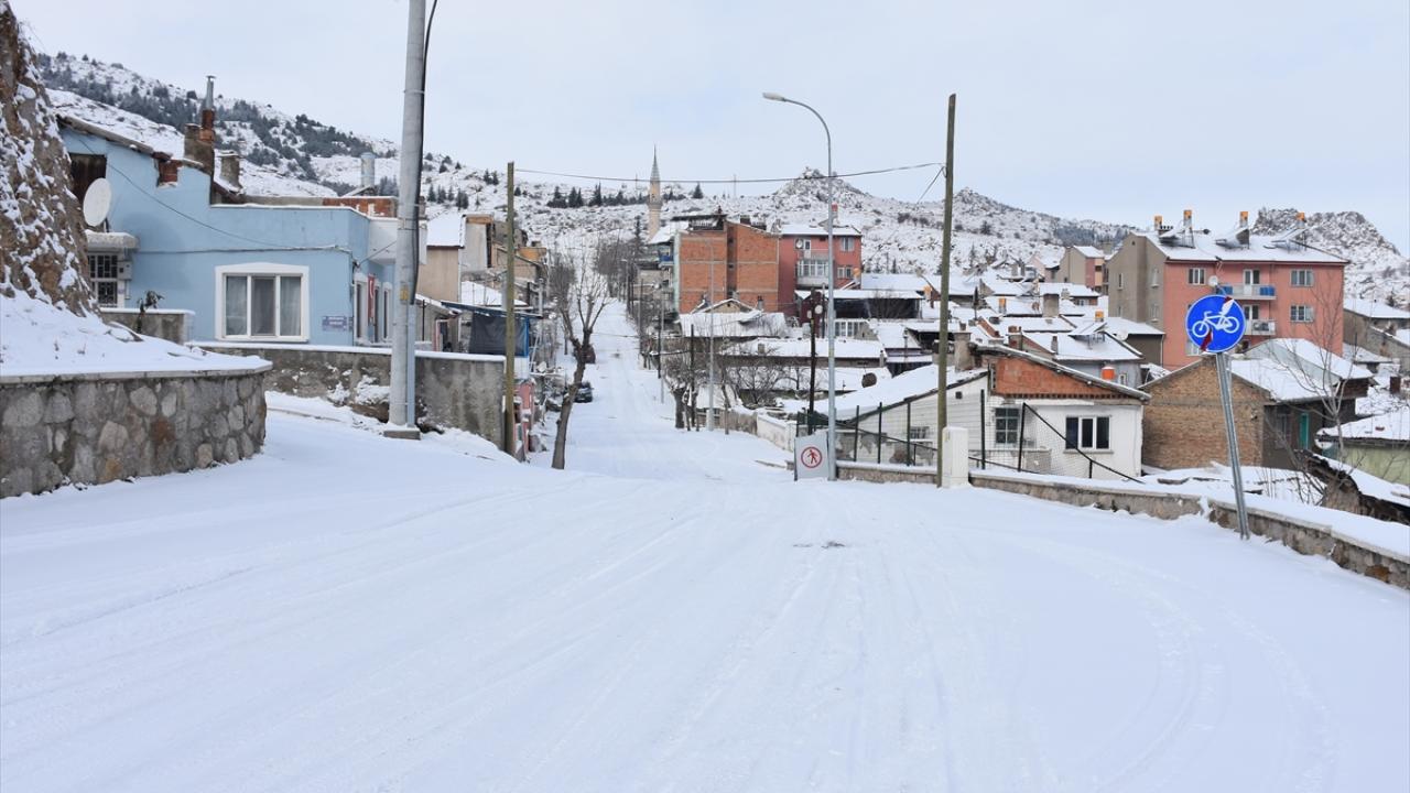 Kent merkezinde meydan, cadde ve sokaklar sabah saatlerinden itibaren karla kaplandı.