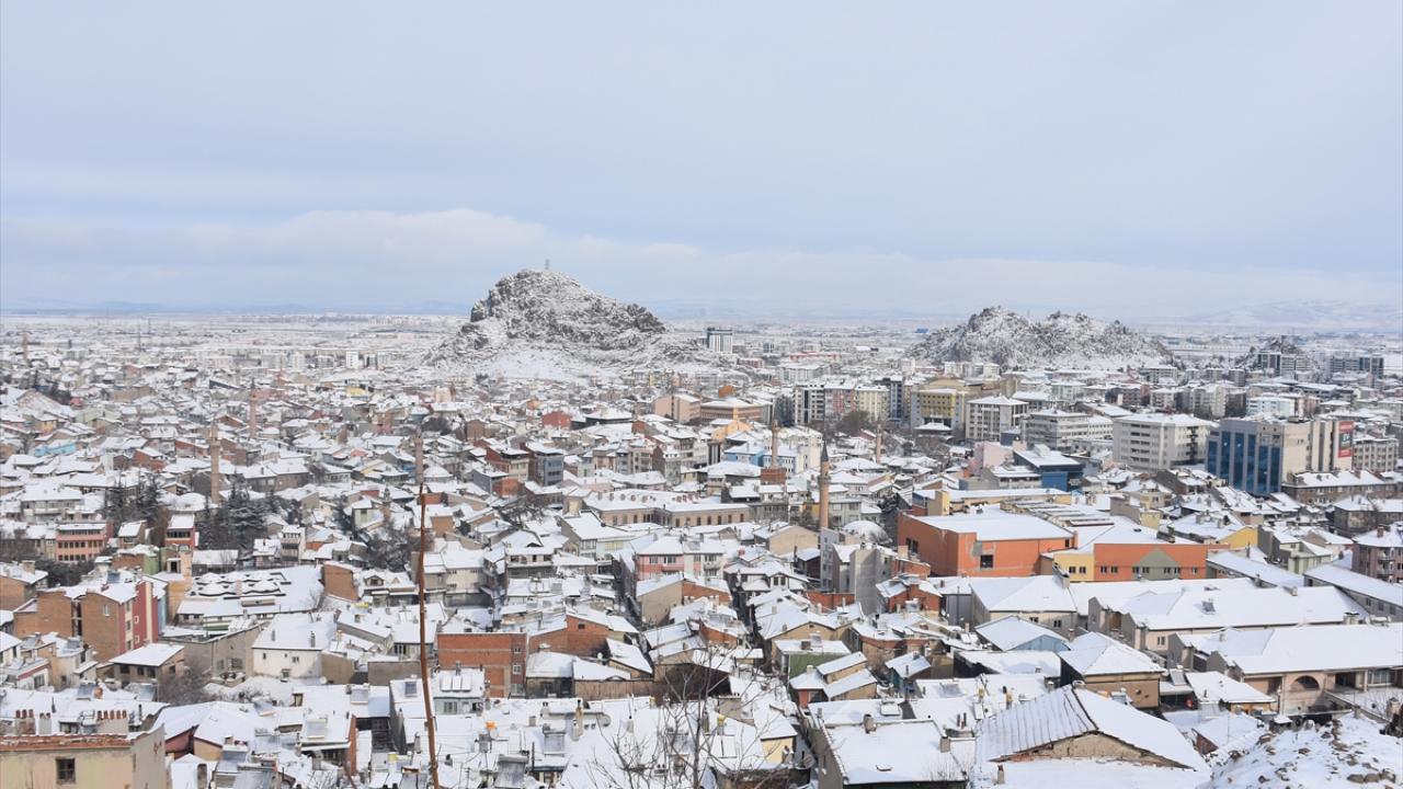 Belediyeye bağlı ekipler, kar yağışının ulaşımı olumsuz etkilenmemesi için ana güzergahlarla kırsal bölgelerde tuzlama ve kar küreme çalışması yaptı.