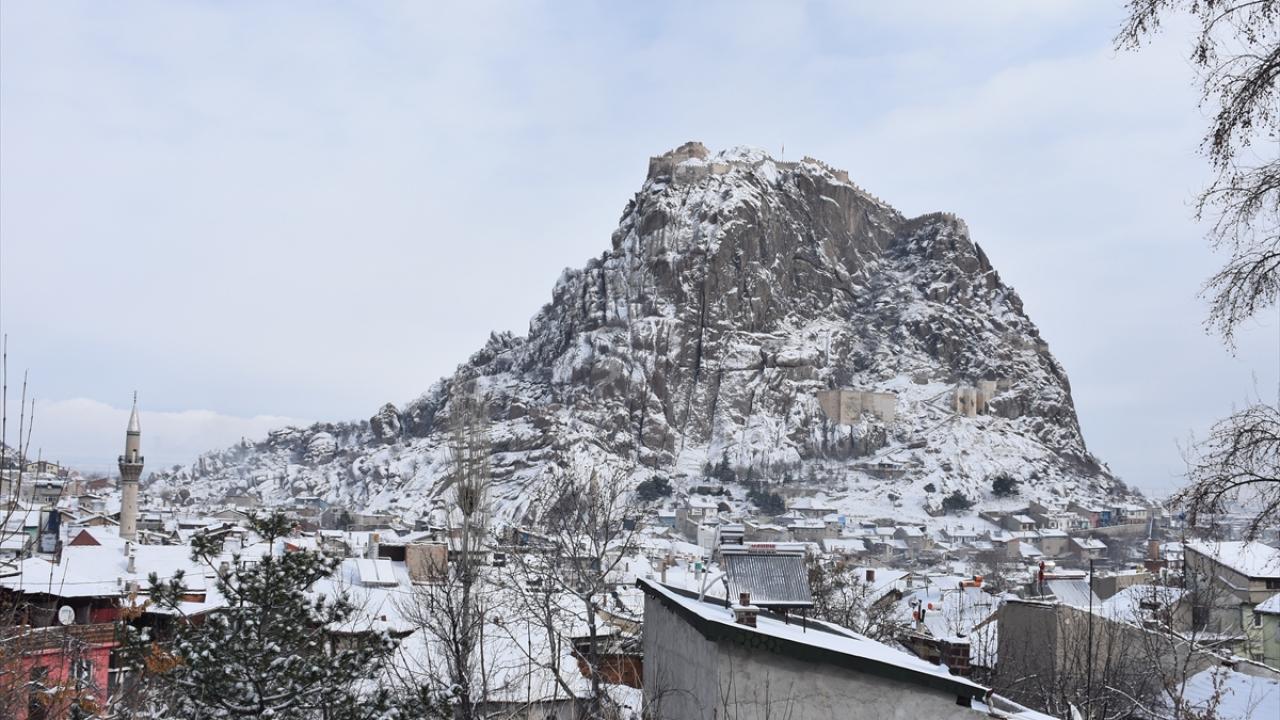 Beyaza bürününce güzelliğine güzellik katan kentin simgesi Afyon Kalesi vatandaşların ve fotoğrafseverlerin ilgi odağı haline geldi.