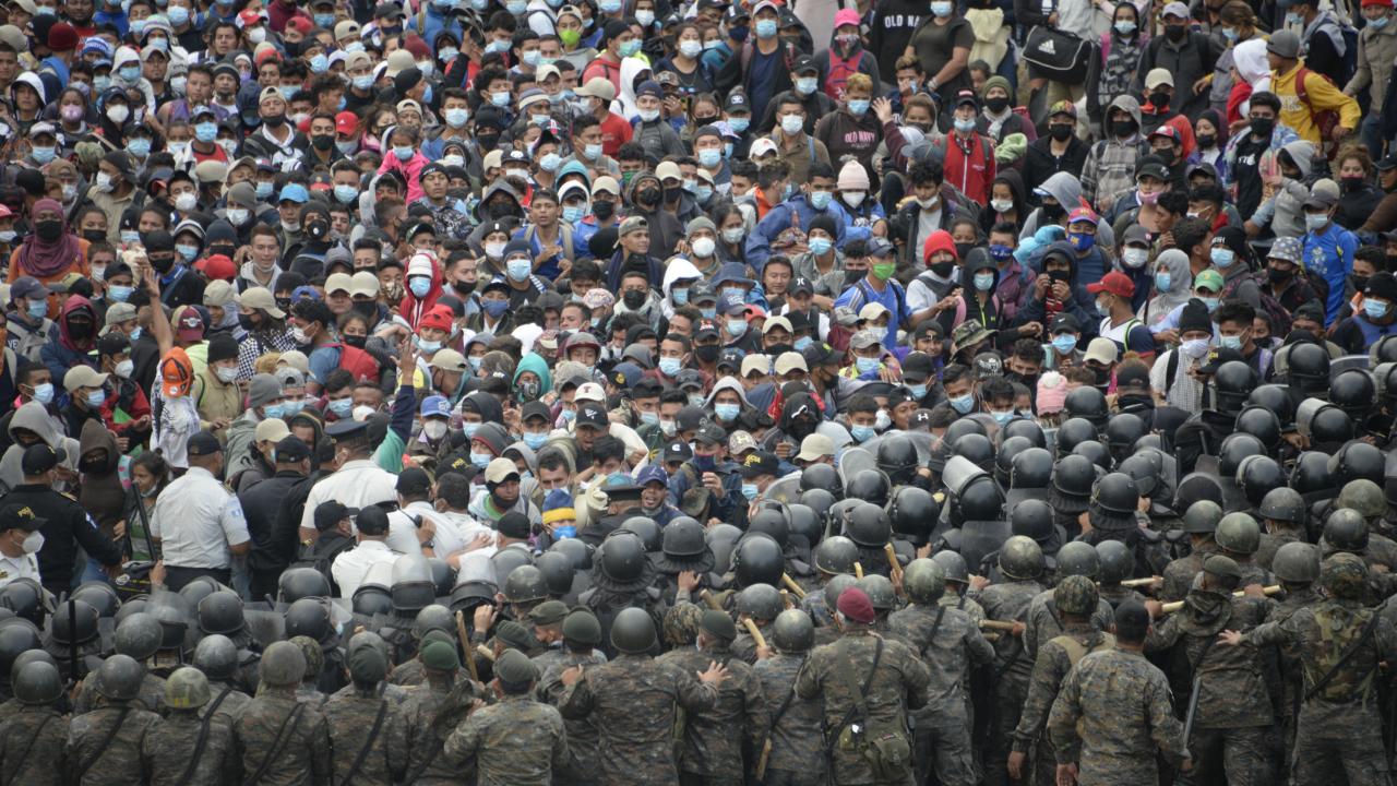Göçmenler, Guatemala`nın Chiquimula şehrine bağlı Vado Ancho kasabasında bekleyişlerini sürdürdü.