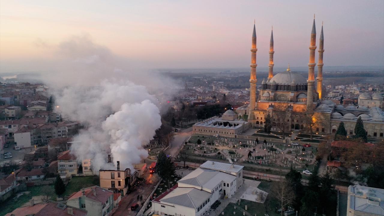 Selimiye Camisi yakınlarında Ercan Biçer Sokak’taki binada henüz bilinmeyen nedenle yangın çıktı.