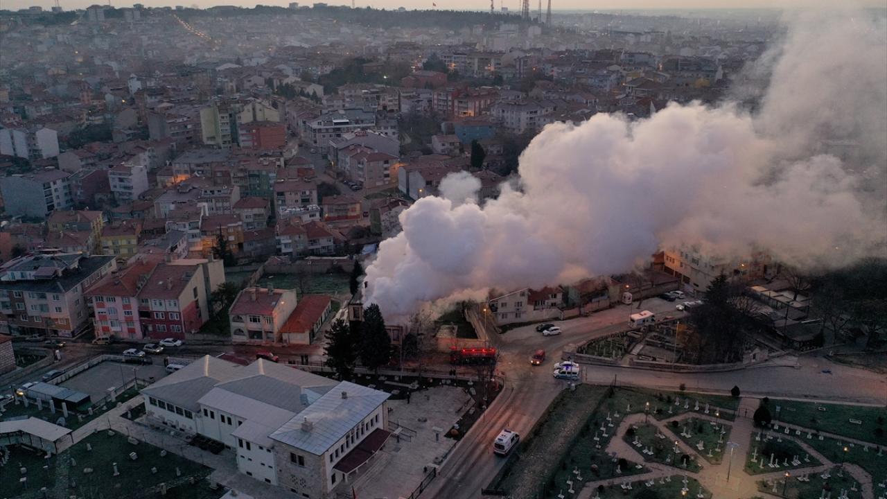 Çok sayıda itfaiye ekibi, yanan binaya müdahalede bulundu.