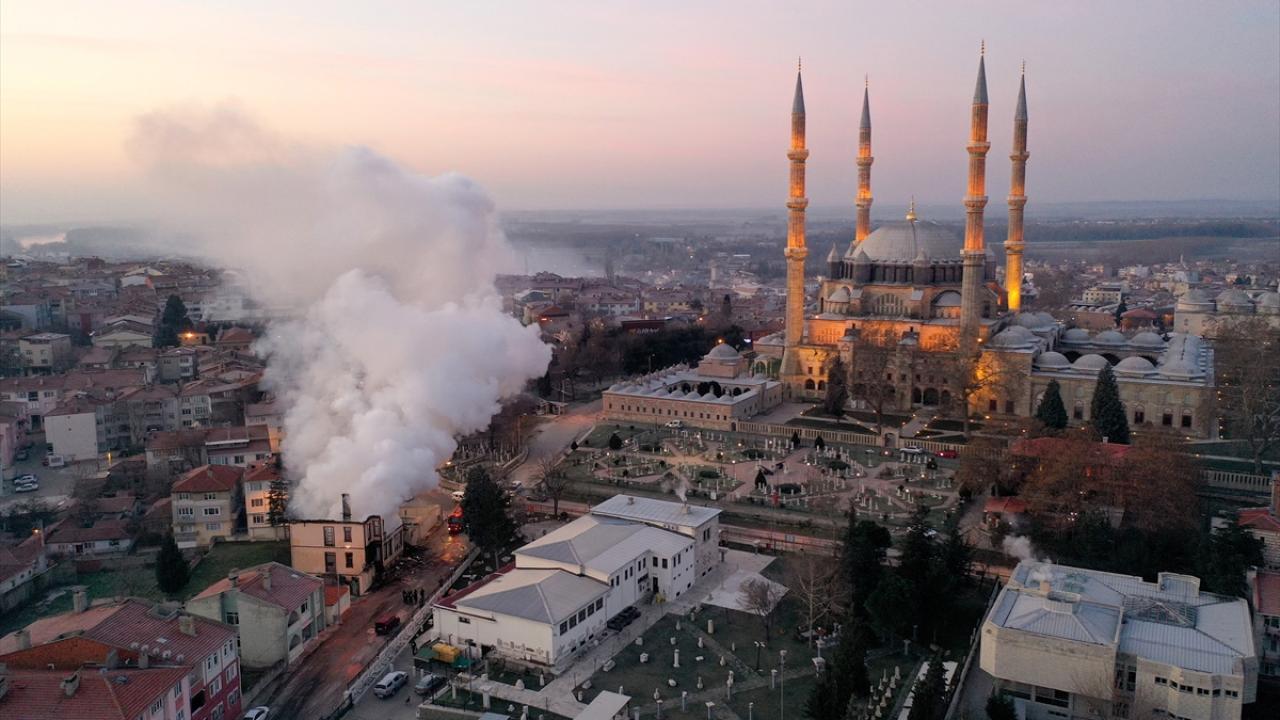 Yangın, ekiplerin müdahalesi sonucu söndürüldü. Soğutma çalışmaları devam ediyor.
