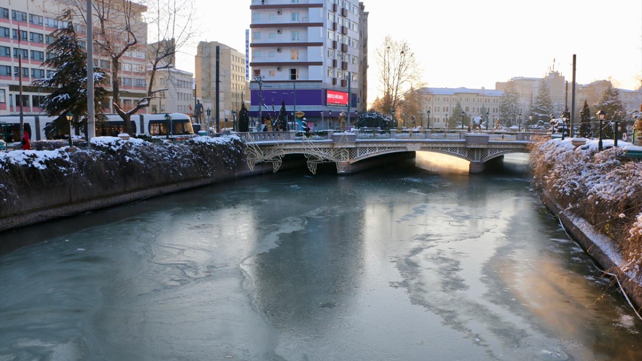 Bazı vatandaşlar çay kenarında fotoğraf çektirdi.