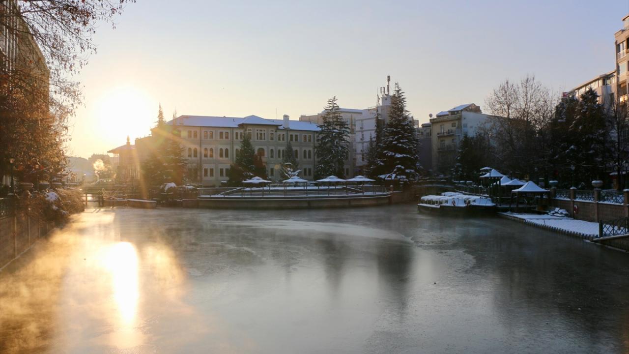 Denetimlerine devam eden trafik ekipleri, sürücüleri buzlanmaya karşı dikkatli olmaya çağırdı.