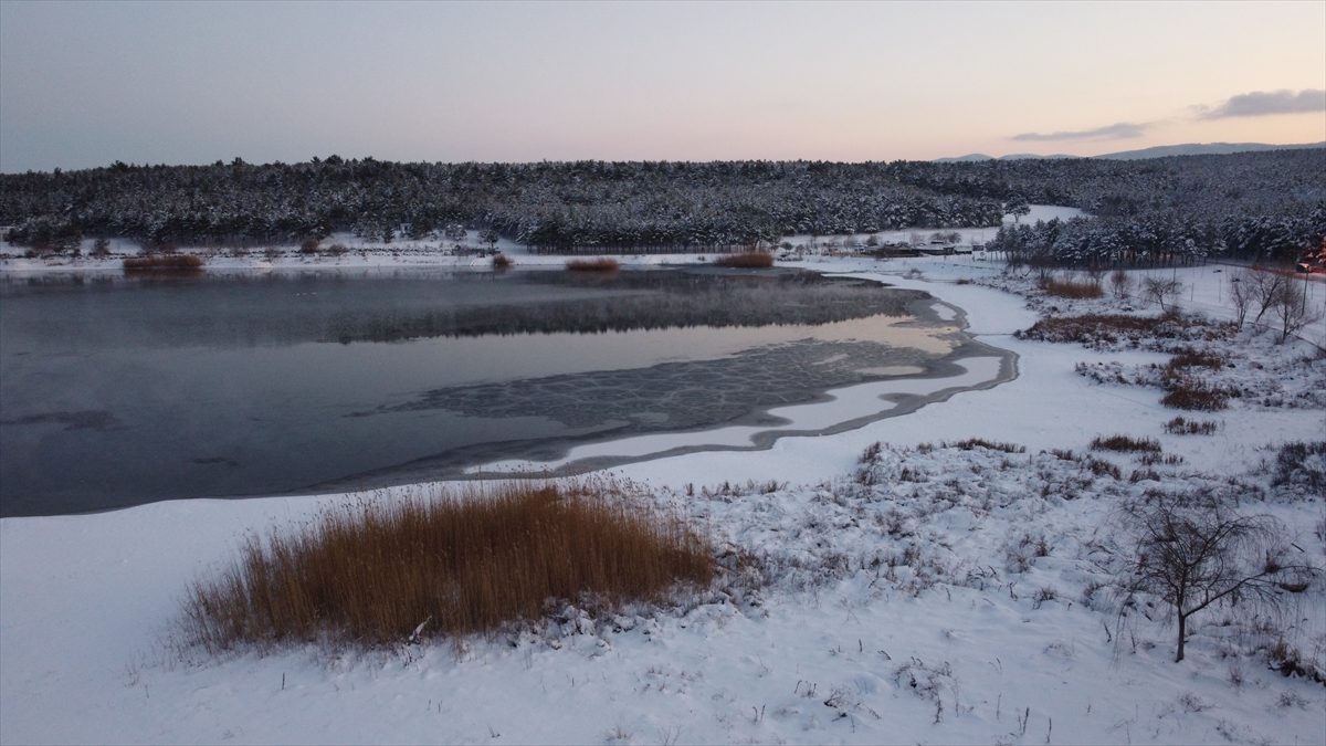 Bölgede 660 metre rakımda 213 hektar alana sahip olan ve kuraklık nedeniyle suların kıyıdan yaklaşık 30 metre çekildiği gölet, kar yağışıyla doldu.