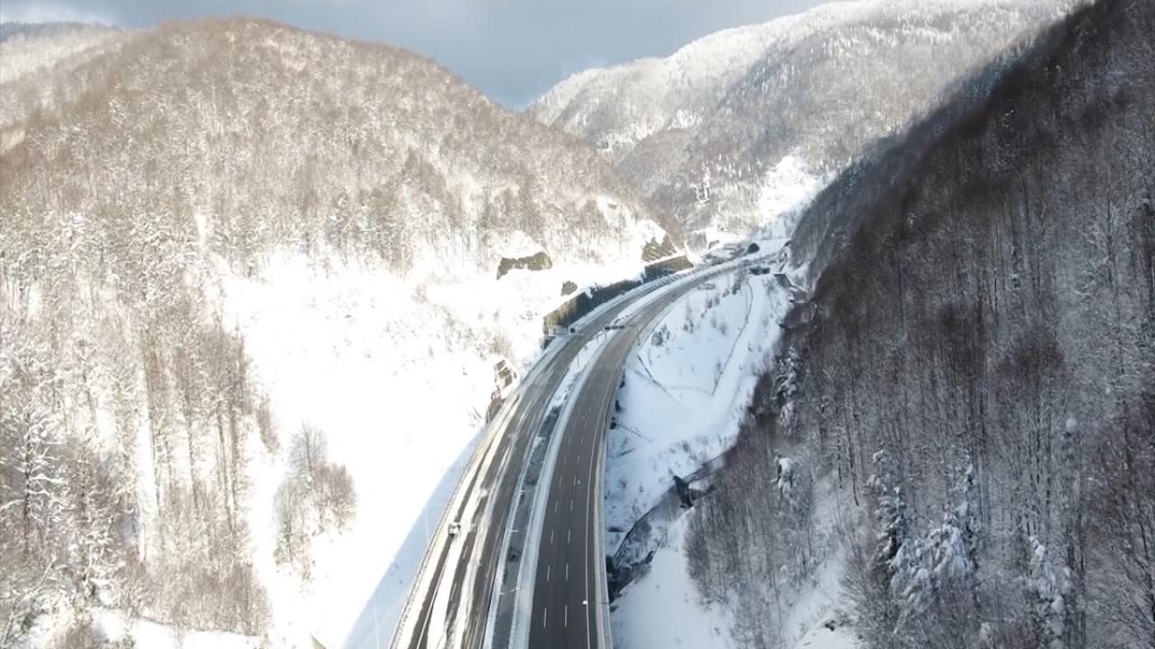 Bölgede 3 gündür aralıklarla etkili olan yağışın ardından kar kalınlığı bir metreye yaklaştı.
