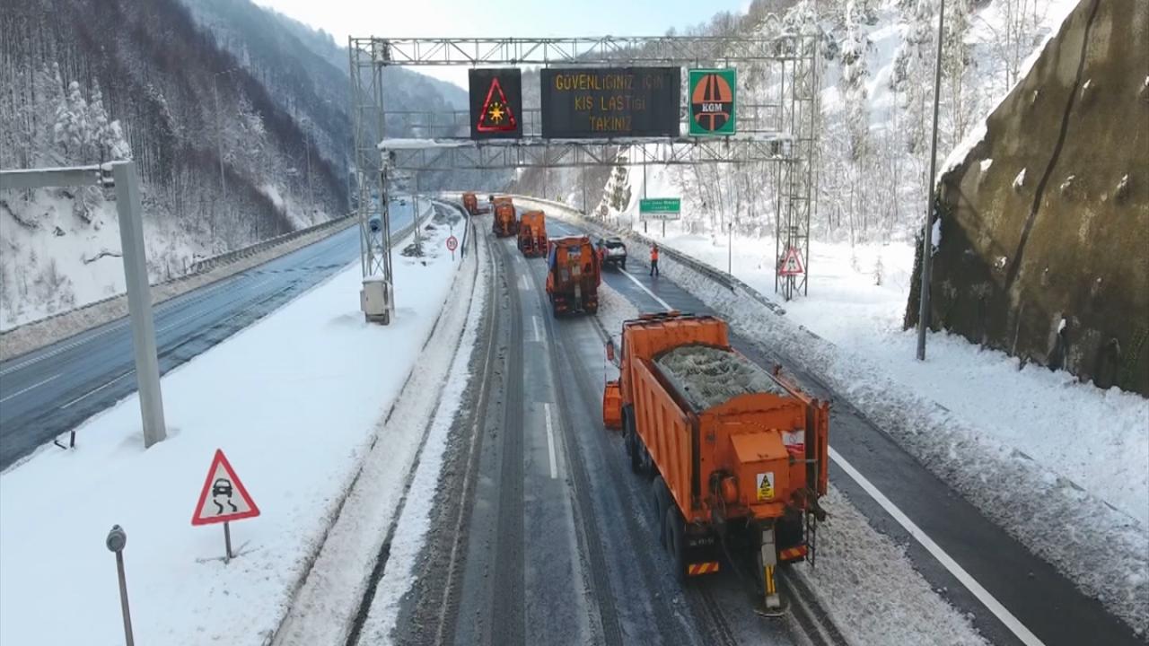 Karla mücadele kapsamında ekipler tarafından şu ana kadar 2 ton tuz kullanıldı. 