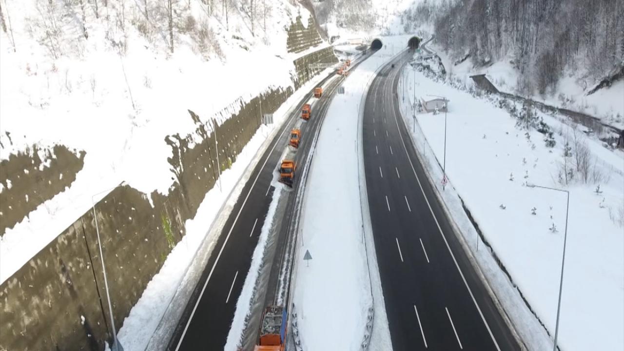 Otoyolunun Kaynaşlı ile Abant gişeleri arasında bulunan 23 kilometrelik yolda, 12 kar küreme ve tuzlama aracı, 1 kar püskürtme aracı, 2 yükleyici, 1 vinç, 1 çekici ve 1 kurtarıcı ile 167 personel çalışma yürütüyor.