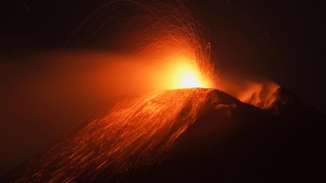 Şiddetli patlamaları, lav akıntıları takip etti. Lavların kızıllığı gökyüzünün karanlığını adeta deldi.