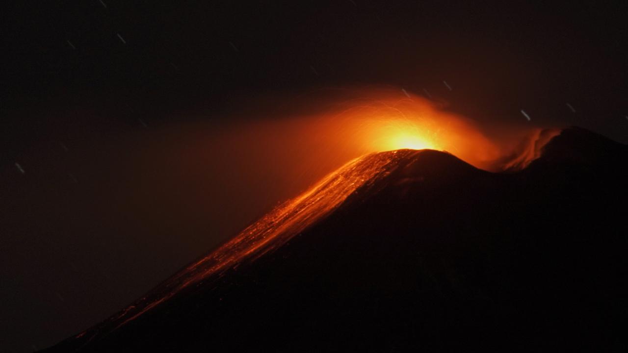 Etna Yanardağı, Sicilya`nın doğu kıyısında, Messina ve Katanya`ya yakın aktif bir yanardağ. Yılda birkaç kez harekete geçiyor.