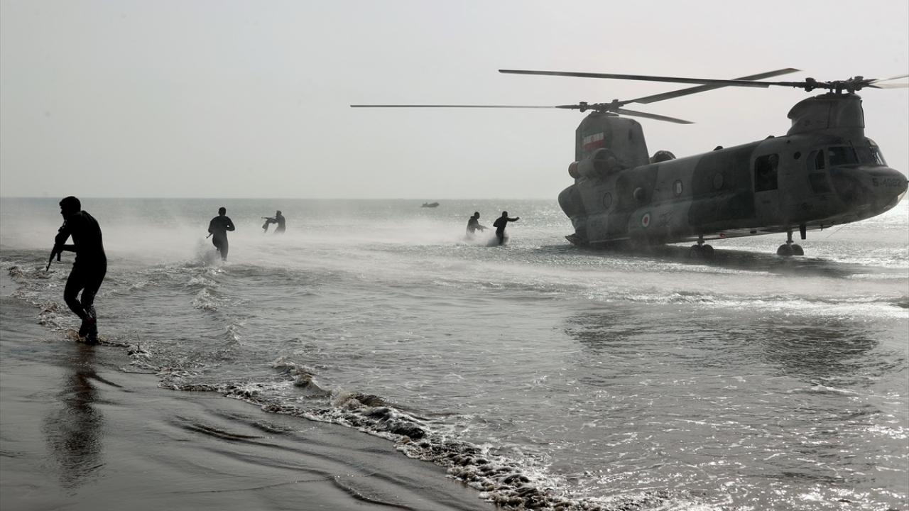 İran devlet televizyonuna göre, Mekran sahilinde düzenlenen tatbikata; hava indirme, özel kuvvetler ve acil müdahale ekiplerinden oluşan askeri birlikler katıldı. 
