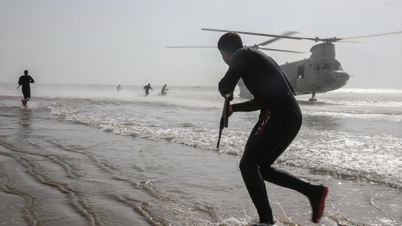 İran, ABD ve İsrail ile gerginliğin yüksek olduğu son günlerde art arda askeri tatbikatlar gerçekleştiriyor. 5 Ocak`ta Simnan eyaletinde yüzlerce insansız hava aracıyla (İHA) saldırı tatbikatı düzenlenmişti.