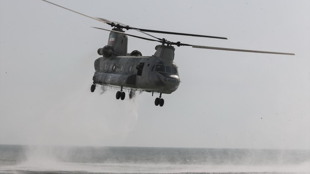 İran ordusu, 13 Ocak`ta Umman Denizi ve Hint Okyanusu`nu kapsayan geniş bir bölgede donanmaya bağlı savaş gemileri, denizaltılar ve füzelerle manevralar gerçekleştirmişti.