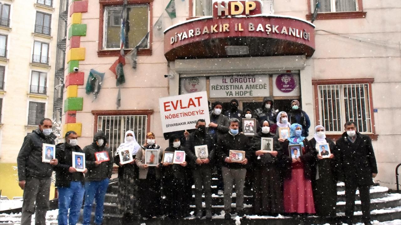 Çocuklarının dağa kaçırılmasından HDP`yi sorumlu tutan Diyarbakır annelerinin, 3 Eylül 2019`da başlattığı oturma eylemi, 505. gününde yoğun kar yağışı altında devam ediyor.