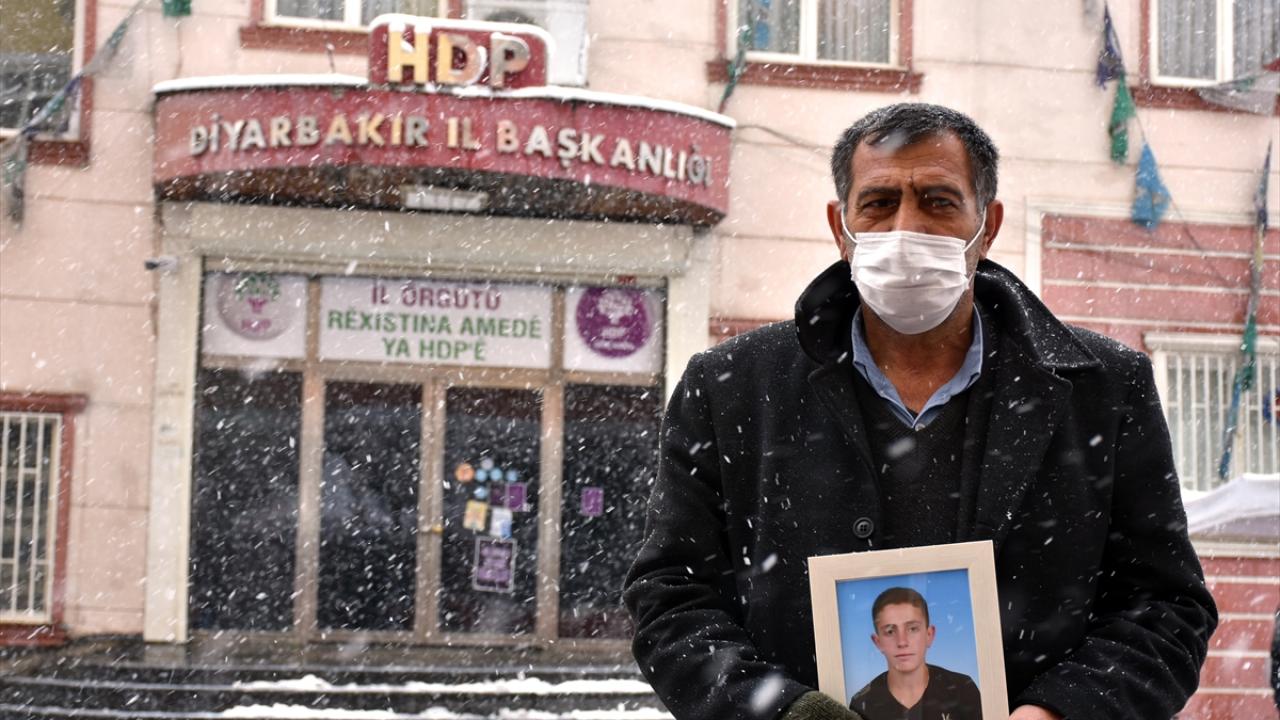 Baba Ekrem Gökkuş, oğlu için evlat nöbetine devam ediyor.