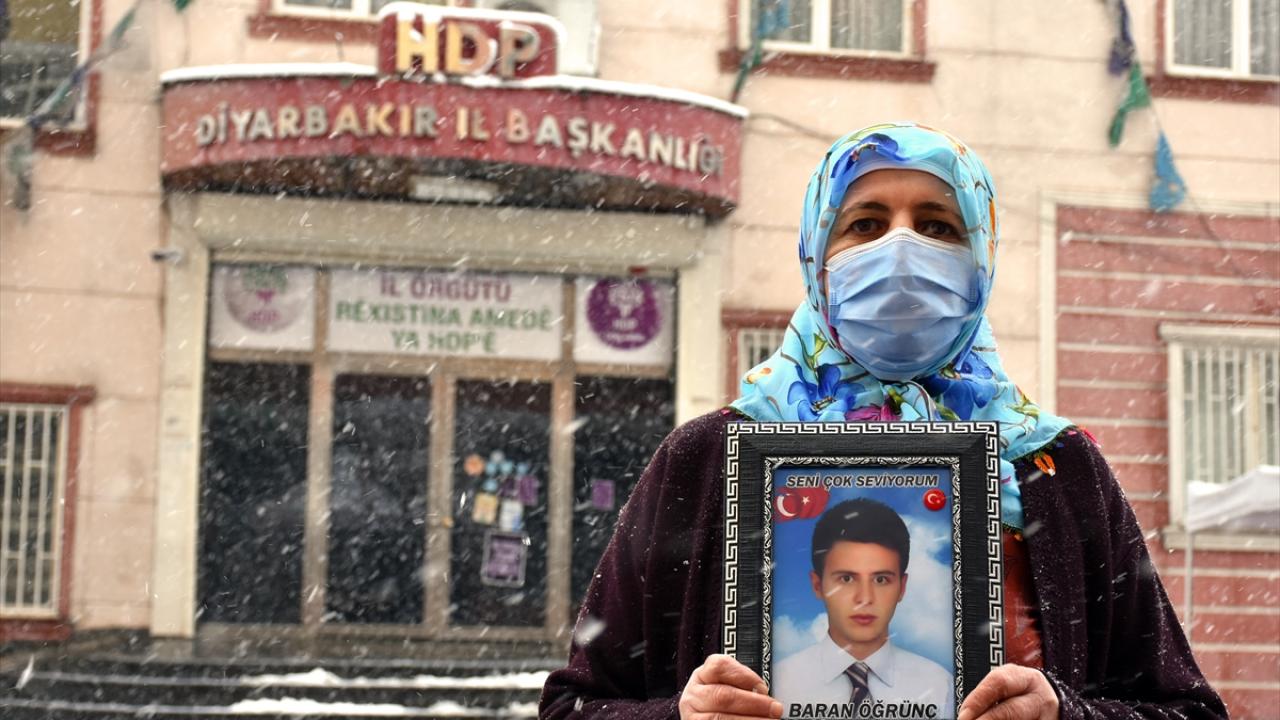 Anne Solmaz Öğrünç, oğlu için evlat nöbetine devam ediyor.