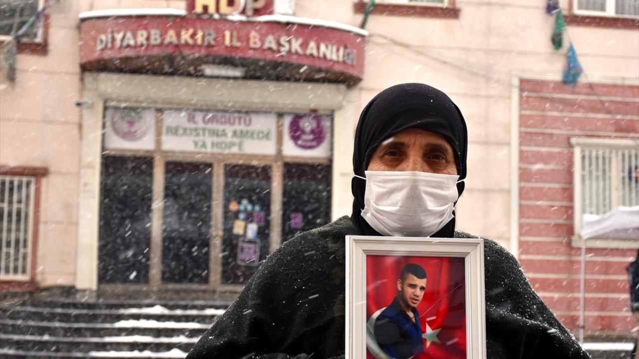 Anne Fadime Aksu, oğlu için evlat nöbetine devam ediyor.