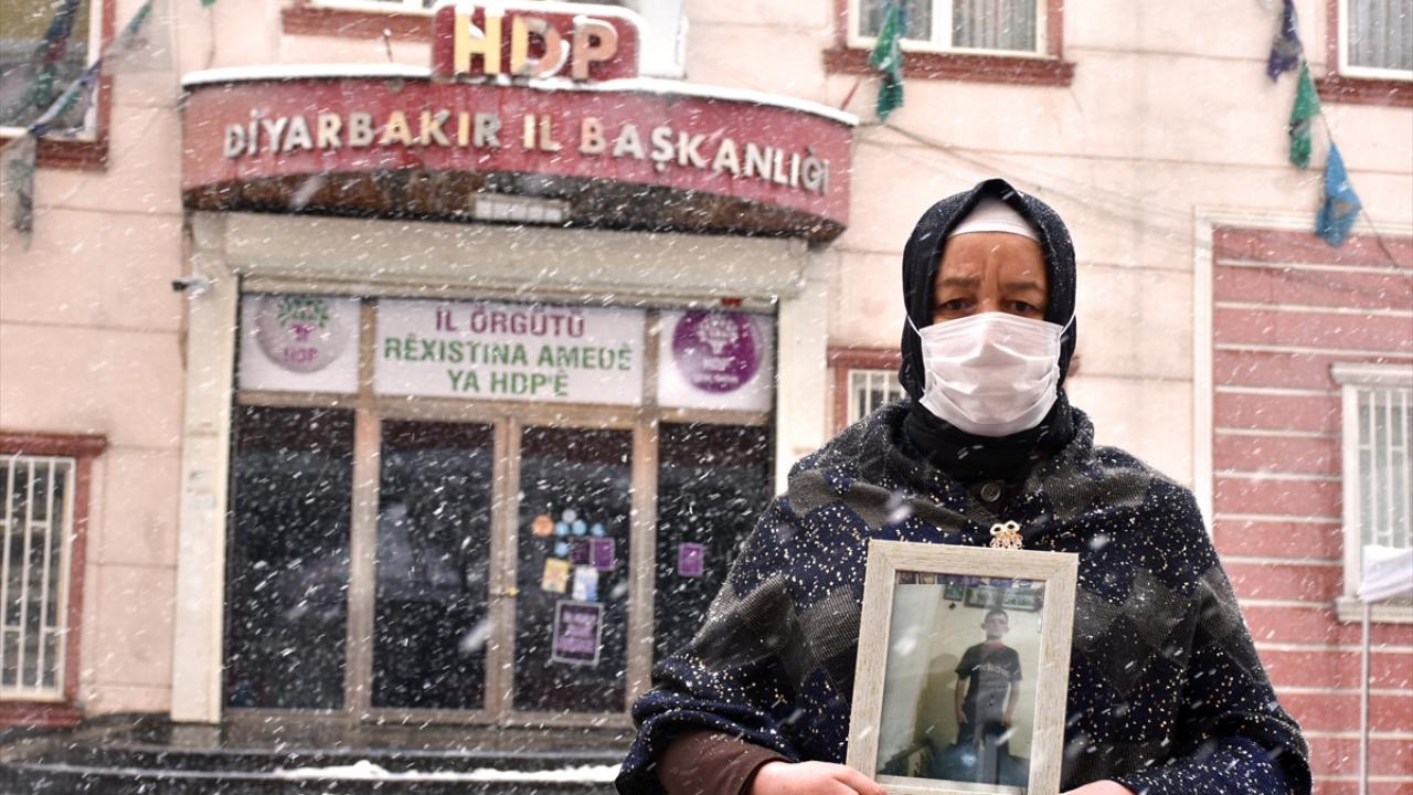 Anne Beğihan Ağa, oğlu için evlat nöbetine devam ediyor.