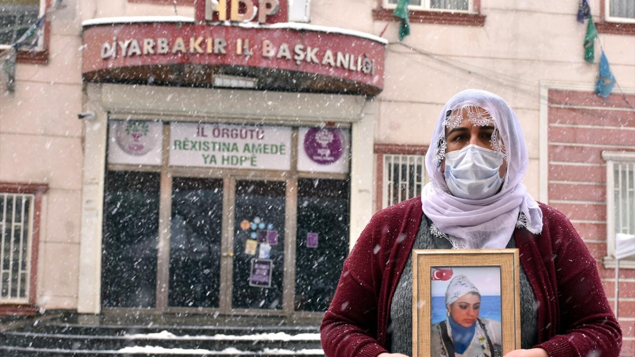 Anne Pınar Biçer, kızı için evlat nöbetine devam ediyor.