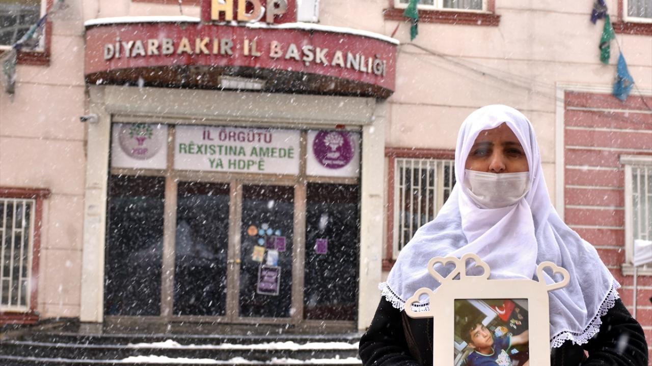 Anne Şahinaz Özcan, oğlu için evlat nöbetine devam ediyor.