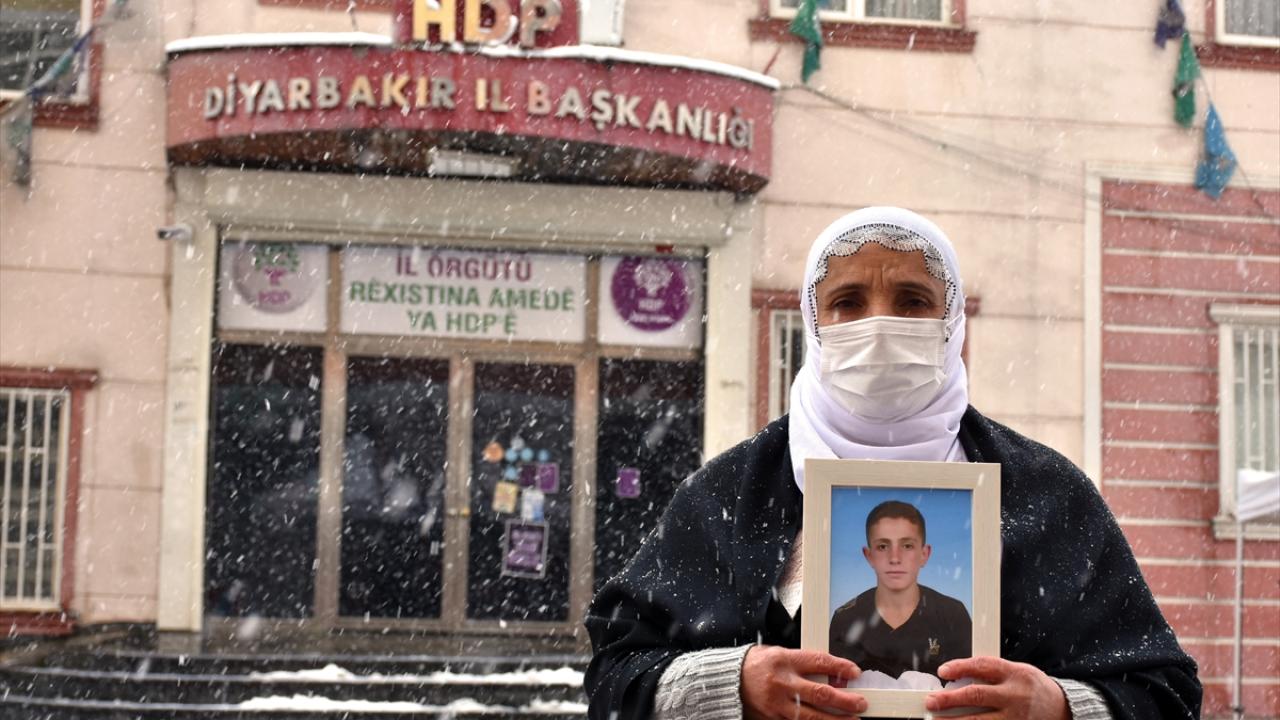 Anne Vecihe Gökkuş, oğlu için evlat nöbetine devam ediyor.