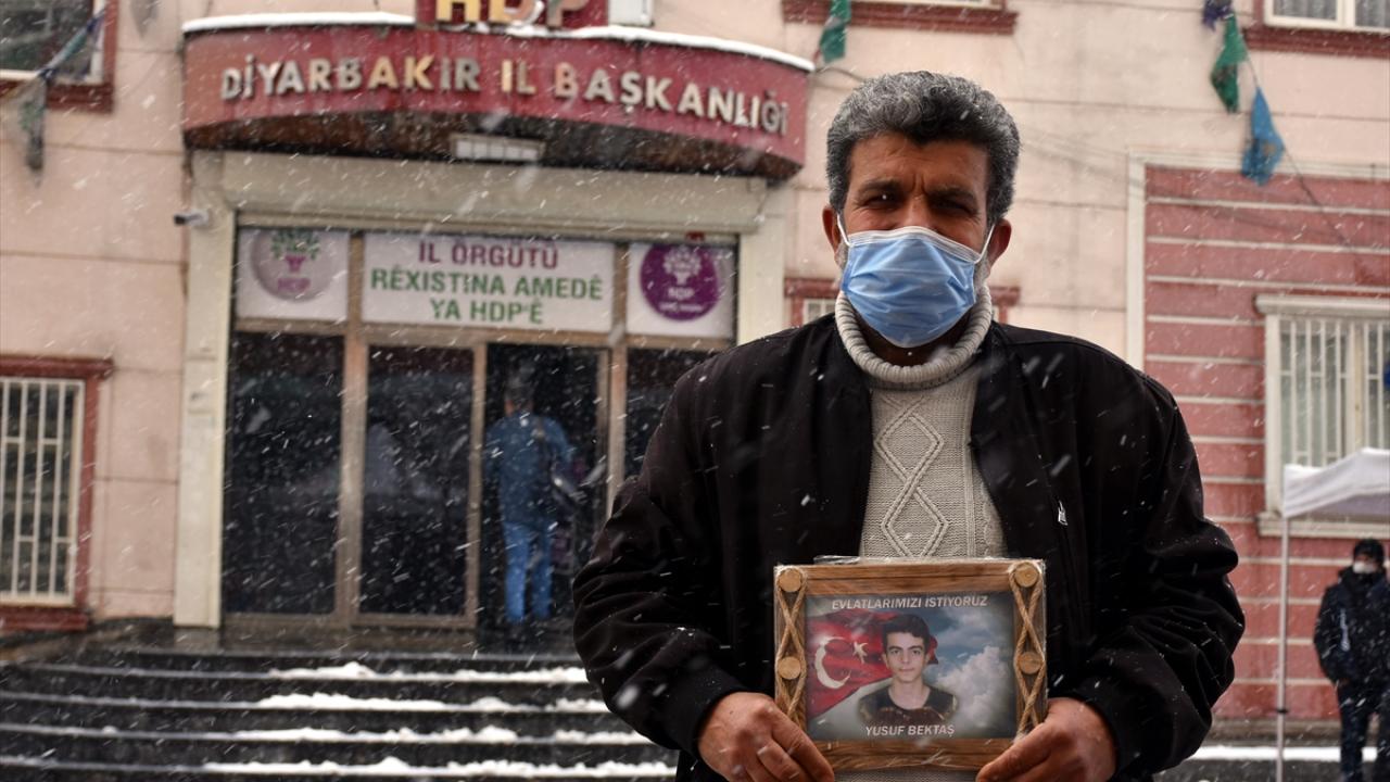 Baba Celil Begdaş, oğlu için evlat nöbetine devam ediyor.