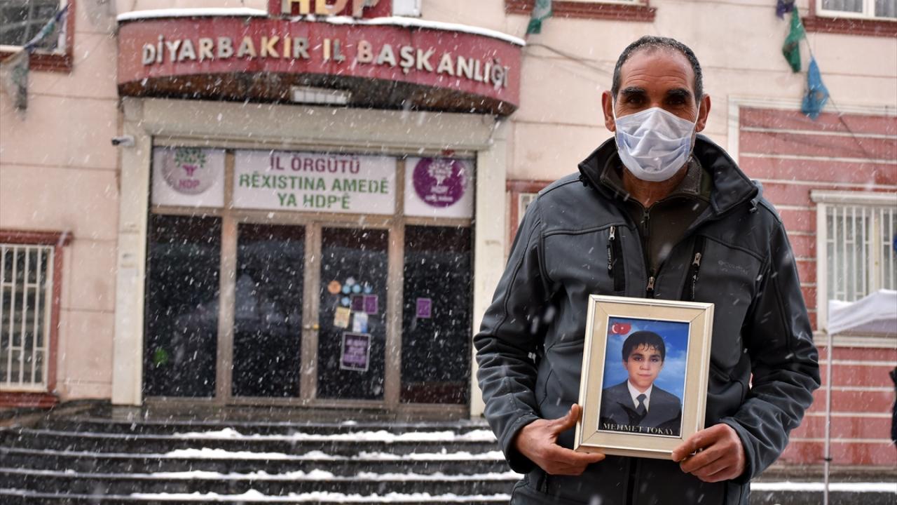 Baba Ömer Tokay, oğlu için evlat nöbetine devam ediyor.