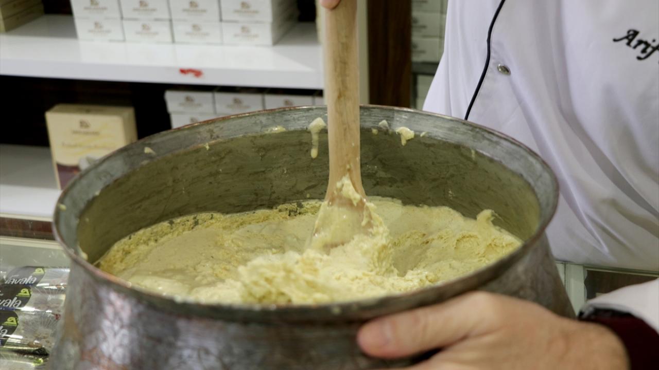 Osmanlı döneminde hastalıklara şifa olması için yendiği bilinen helva, hem süte karıştırılarak hem de kaşıkla tüketilebiliyor.