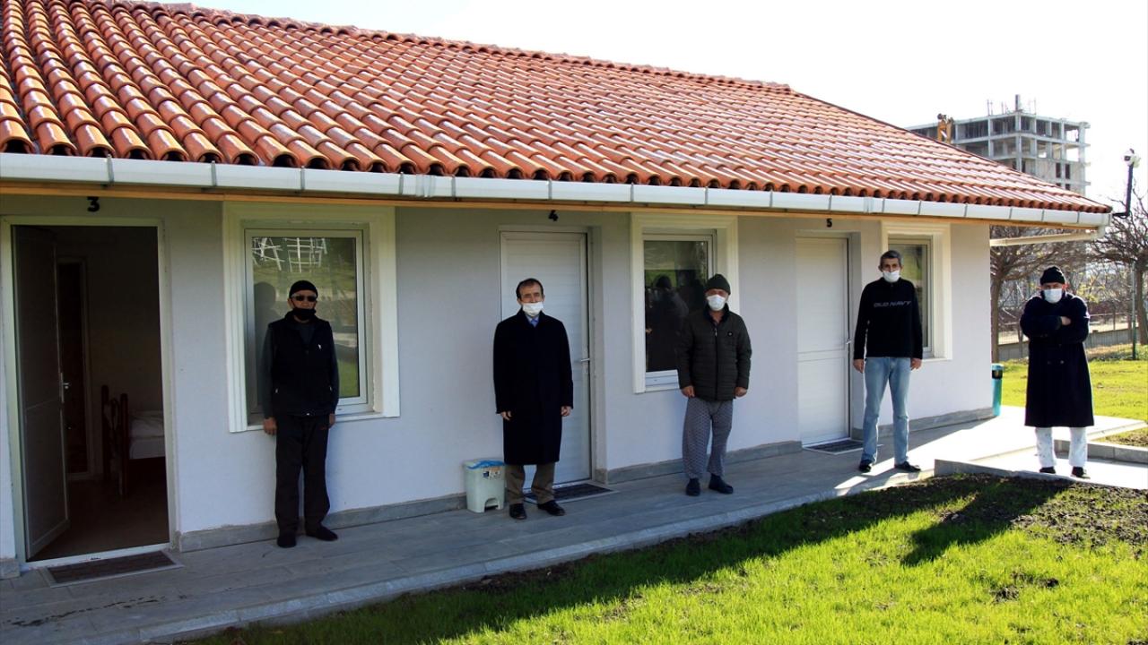 Samsun Büyükşehir Belediyesi, kış aylarında sokakta kalan evsizlere "barınma evi"nde misafir ediyor.