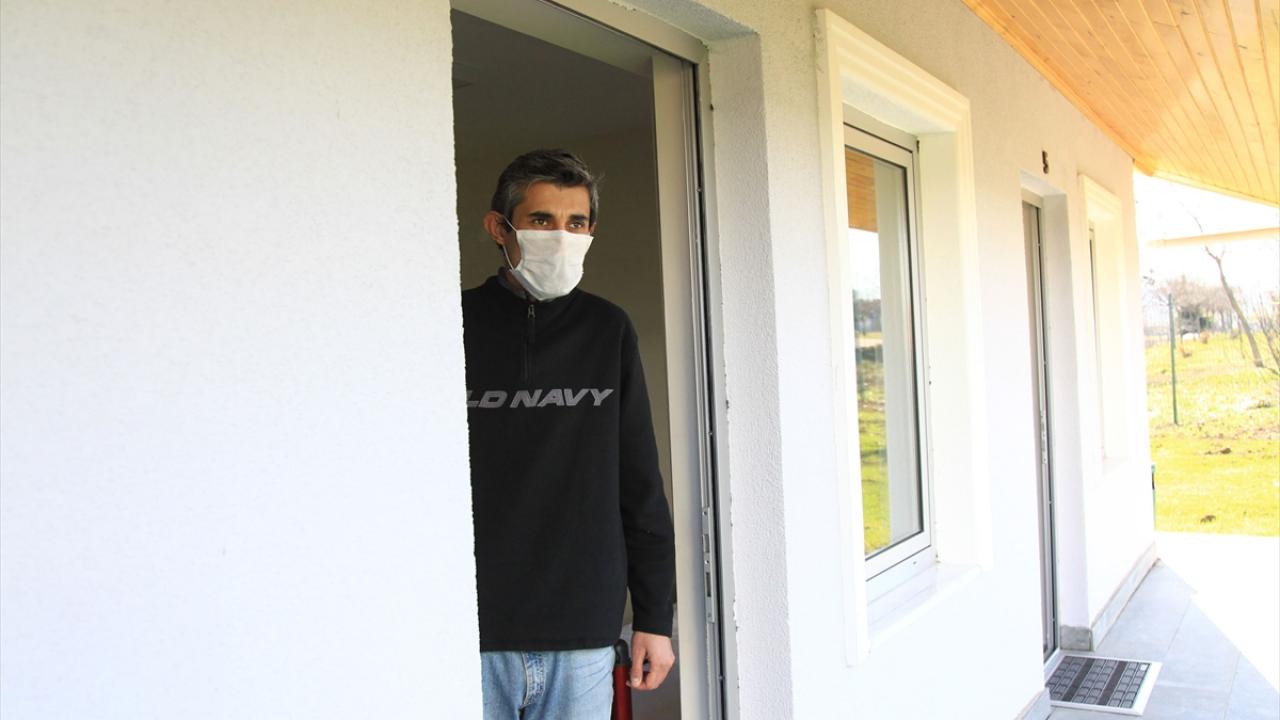 Havaların soğumasıyla sokakta yaşayan kimsesizlere sağlık, temizlik, güvenlik ve 3 öğün yemek verilen odalarda misafir ediliyor.