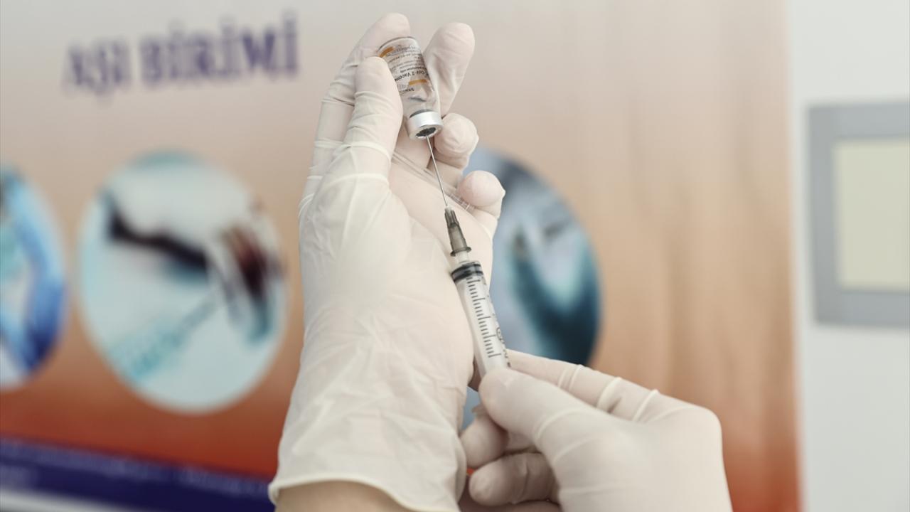 Sağlık Bakanı Fahrettin Koca`nın dün yaptığı paylaşıma göre, sağlık çalışanlarının aşılanması için yarın son gün.