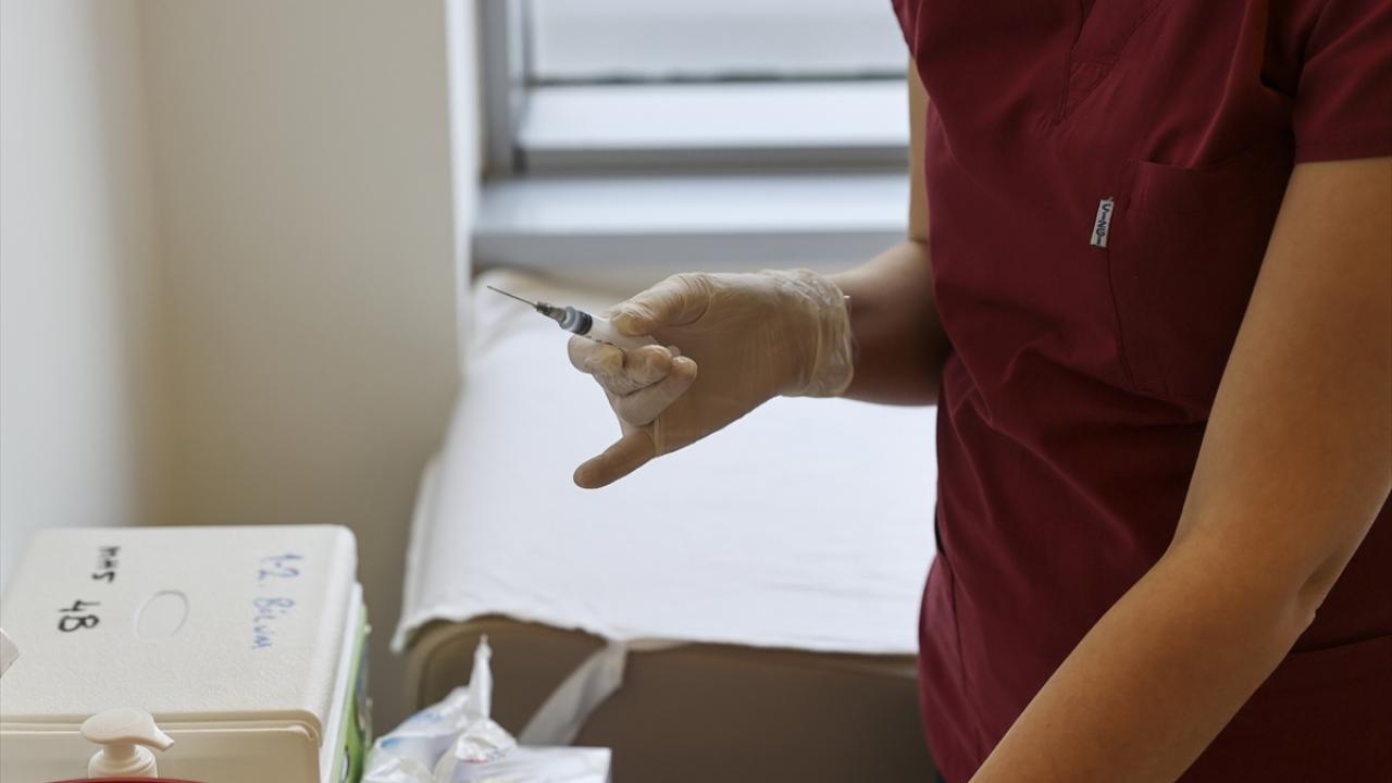 Huzurevleri, engelli ve bakımevleriyle, 90 yaş üstü vatandaşların da aşılamasına ise bugün başlandı. 