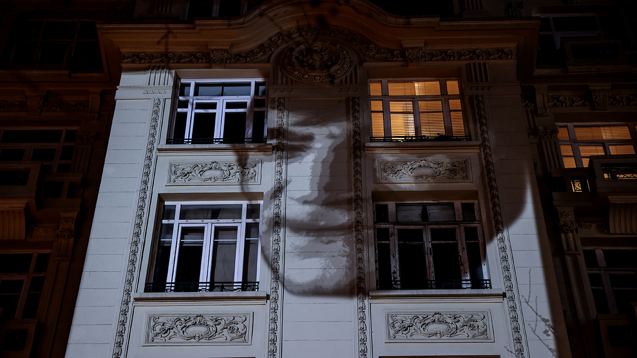 Hrant Dink’in portresi, Agos gazetesi binasının ön cephesine yansıtıldı