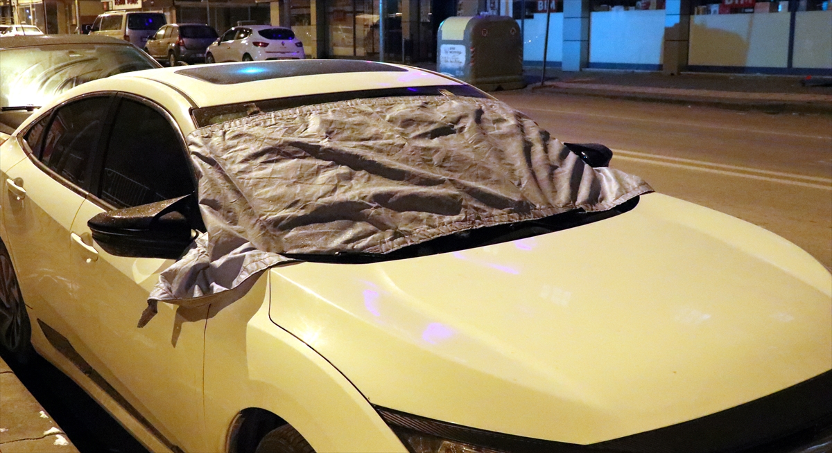 Bazı kişiler araçlarının soğuk havadan etkilenmemesi için naylon, kilim ve battaniye ile sararak önlem almaya çalıştı.