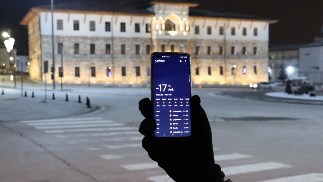 Kar yağışının ardından etkili olan soğuk hava nedeniyle göller ve göletler donan Sivas`ta, hava sıcaklığı sıfırın altında 17 dereceye kadar düştü.