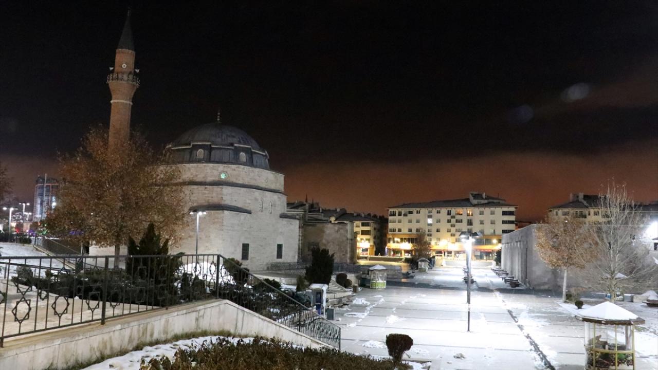 Kentte son günlerde etkili olan soğuk hava yaşamı olumsuz etkiledi.