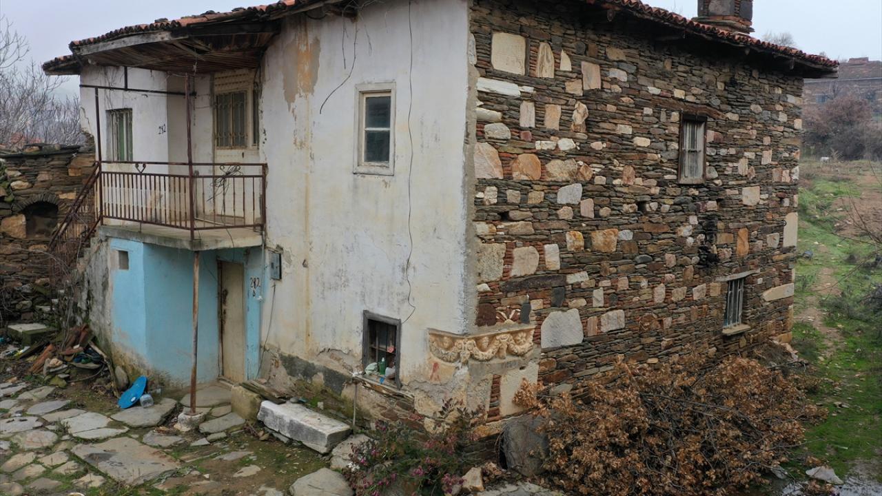 İnceleme sonucu 1958`de inşa edilen ve "kâgir" olarak tabir edilen yığma taş binanın giriş kısmının sağ tarafındaki duvar üzerinde çiçek, koç ve boğa başı ile bir erkek ve bir kadın yüzü tasvirinin yer aldığı lahit tespit edildi. 